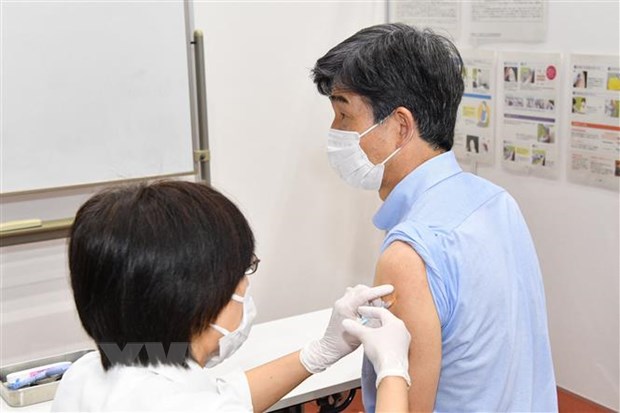 Nhật Bản bắt đầu tiêm chủng đồng bộ tại nơi làm việc trên cả nước